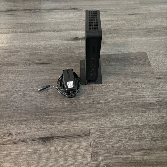 Netgear Black Wired Router - Picture 1 of 10